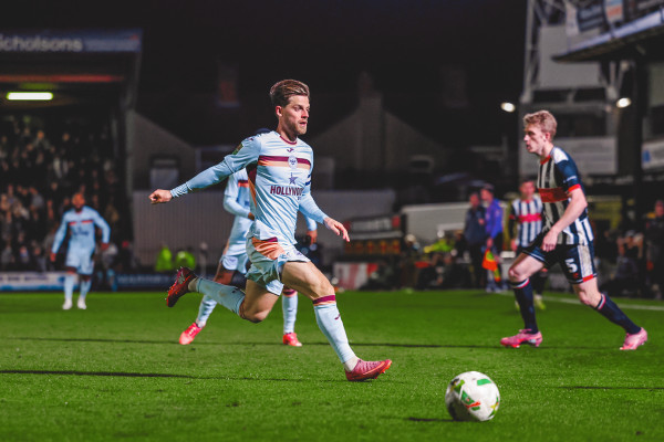 分析：“完美的职业球员”詹森为布伦特福德击败格里姆斯比定下了基调