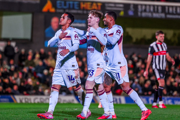 格里姆斯比镇 0-5 布伦特福德：职业蜜蜂晋级联赛杯四分之一决赛